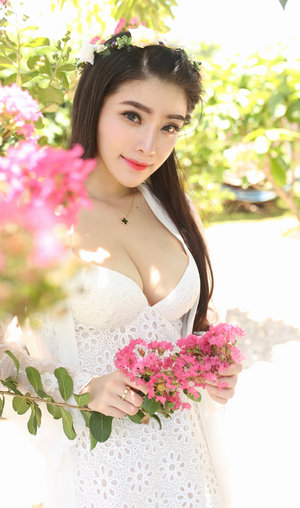 和两个男人玩3p好爽视频