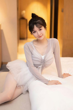 穿着黑白丝袜后入内射