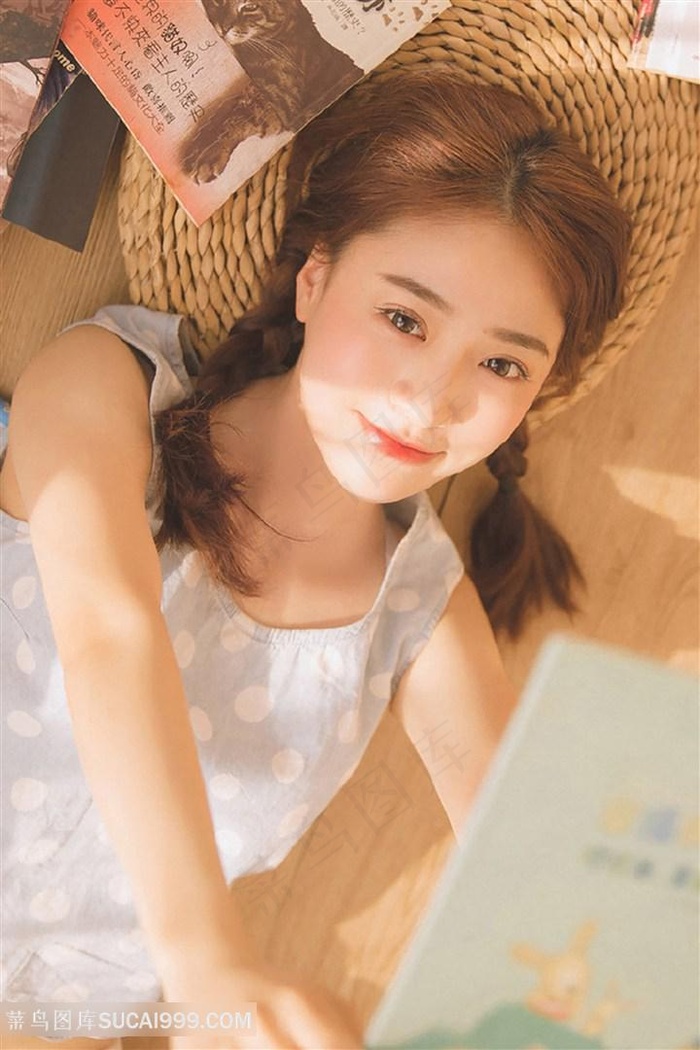 拍摄指南纸飞机