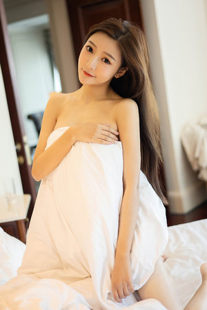 小骚货拨开内裤掰穴发骚