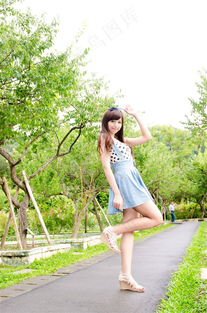 把她带进乳刑室用乳刑折磨