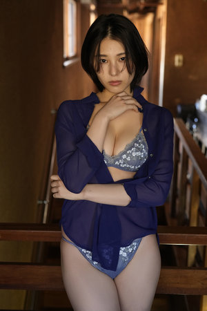 美女和男生打扑克