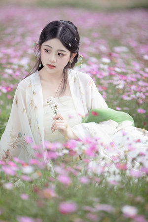 丫鬟被扒下内裤打光屁股