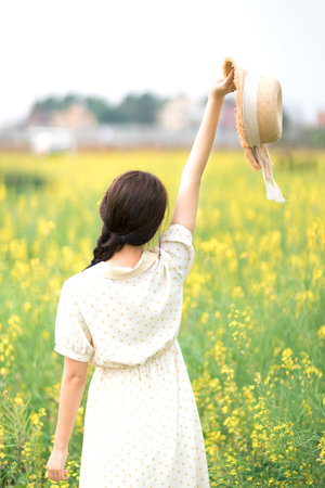 极品美妇后花庭翘臀娇吟视频